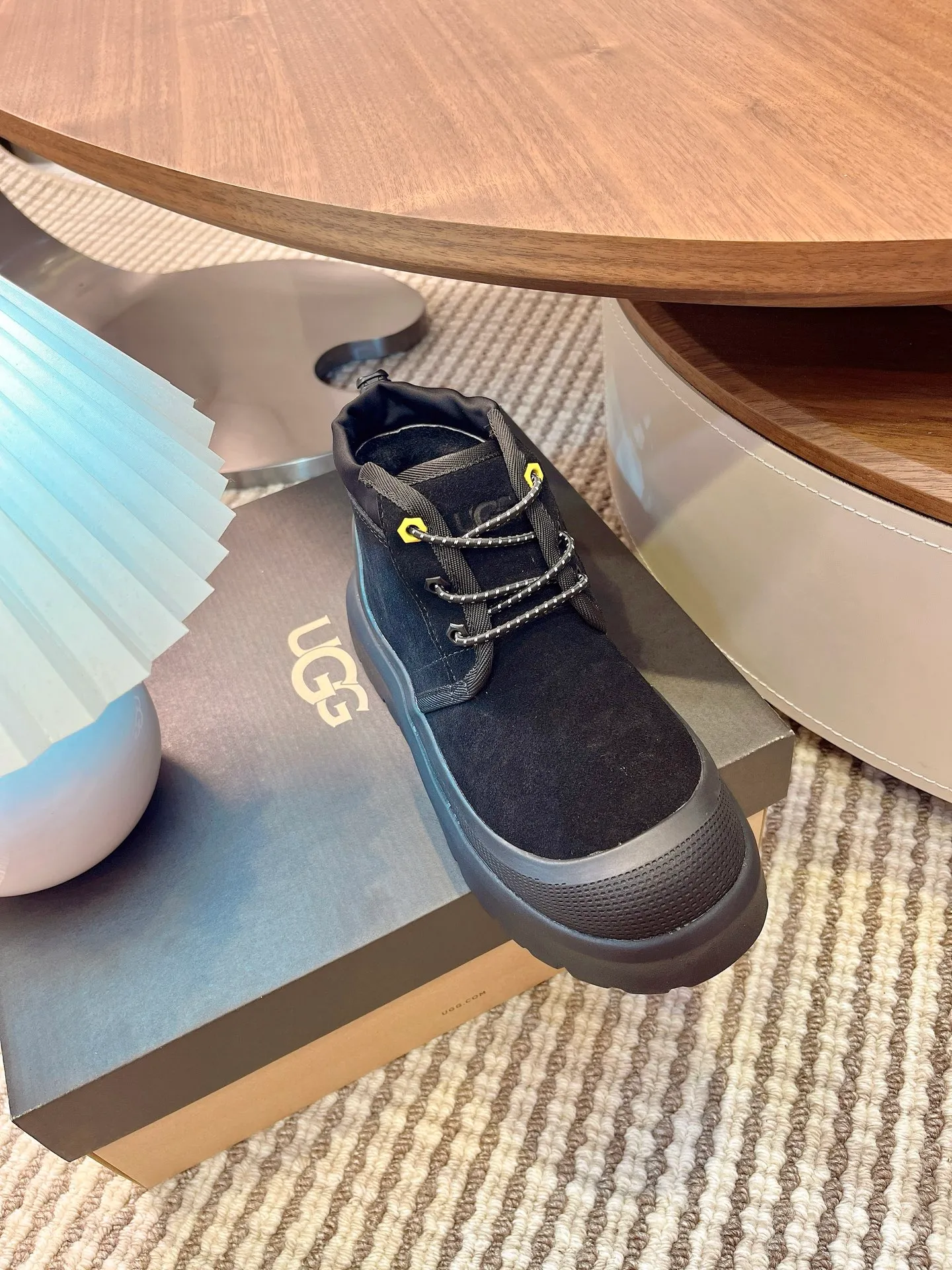 【UGG】 P: 560💰 Couple shoes Size: Women’s size 35-40 / Men’s size 40-44 UGG Tasman Weather Hybrid slip-on snow boots👢 Wang Yibo's same style 👏 adds a large orange sole to the classic Tasman shoe style, functional color contrast design, environmentally friendly waterproof and snowproof material, which has both fashionable and functional attributes. At the same time, it is paired with the new UGG furry shoes Keen's furry color-blocking jacket. Bright orange and maroon collide to create a new light outdoor style and open up a new travel experience in early autumn! Using the best materials, the 17mm fur integrated surface is warmer and breathable, and the outsole is upgraded to a lightweight and wear-resistant light wing technology outsole!